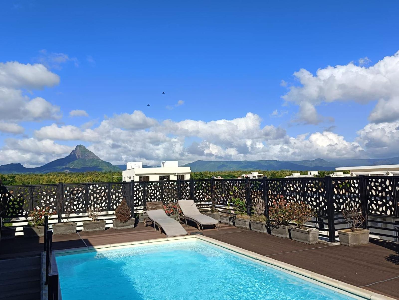 Newly Renovated Studio Apartment With Rooftop Pool, Few Steps To The Beach Flic en Flac Bagian luar foto