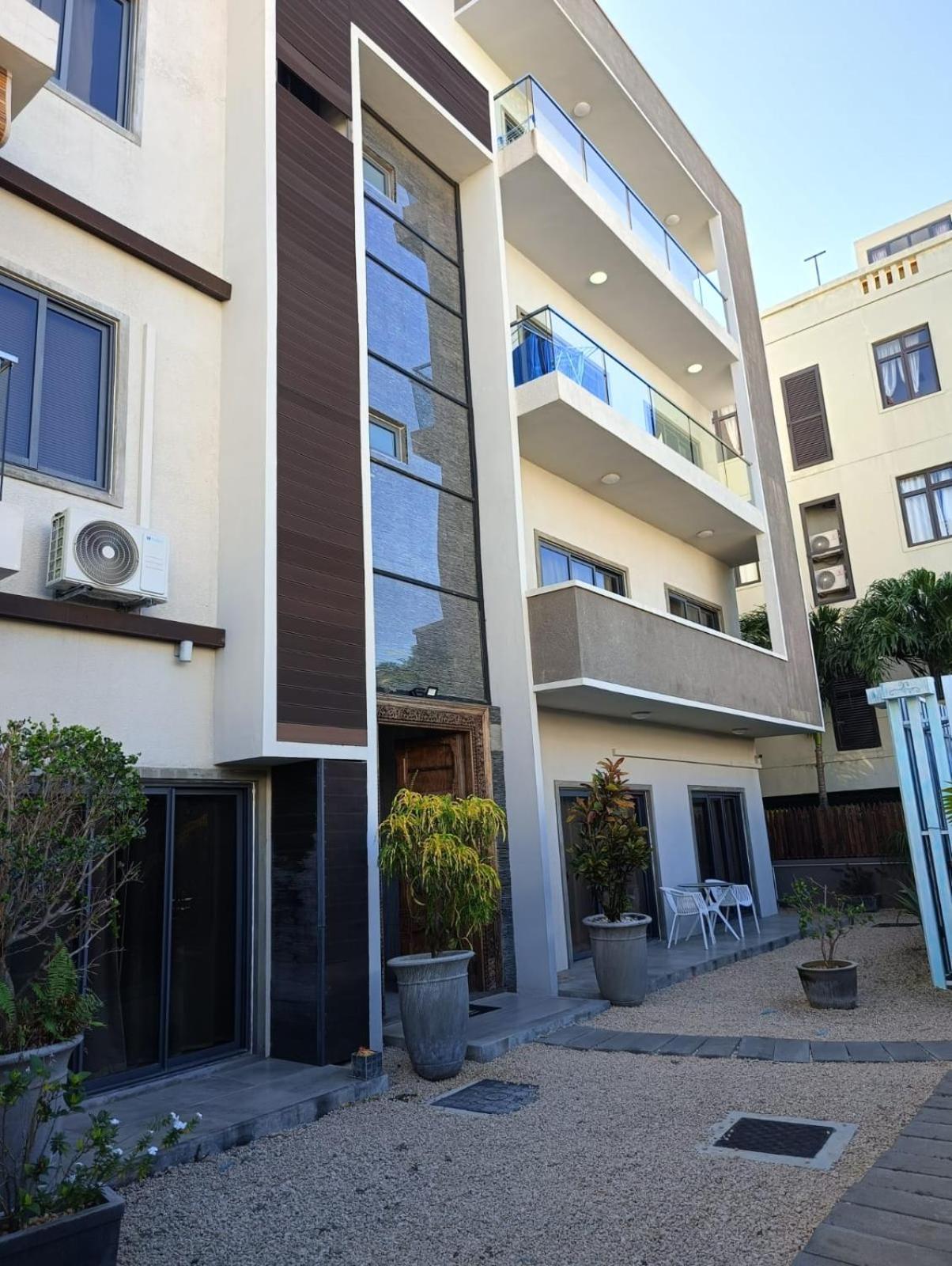 Newly Renovated Studio Apartment With Rooftop Pool, Few Steps To The Beach Flic en Flac Ruang foto